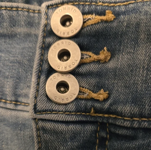 Torrid 3 Button High-Rise Distressed Jegging 24R (c) - Picture 2 of 13